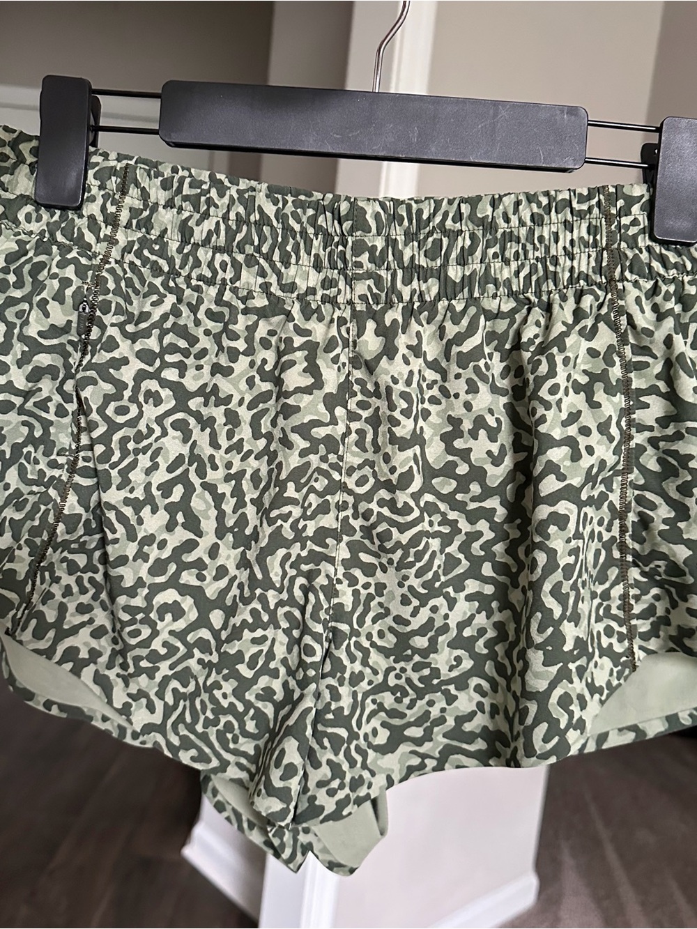 Athleta Olive Green Printed Running Shorts Hustle 3” Size Small Women’s Active